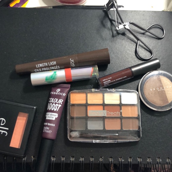 MAKEUP BUNDLE - Picture 1 of 1